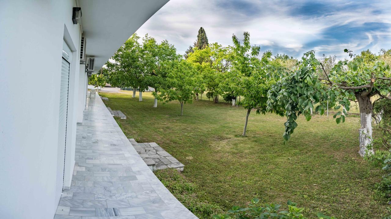Michalos Apartments Paralía Skotínis Bagian luar foto